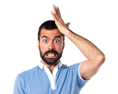 Mavi gömlek şüpheleri olan adam