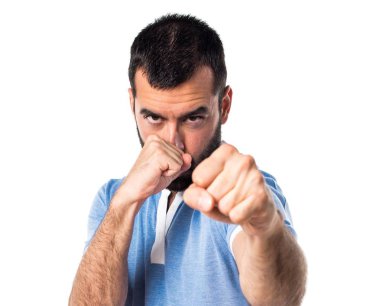 Mavi gömlekli bir yumruk veren adamla