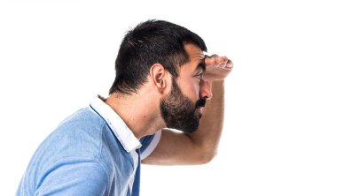 Adam bir şey gösterilen mavi gömlek ile