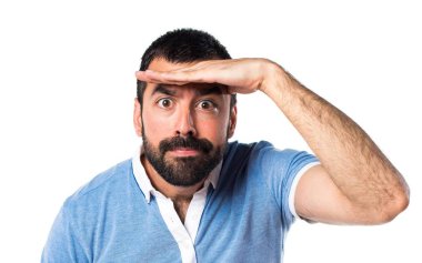 Adam bir şey gösterilen mavi gömlek ile