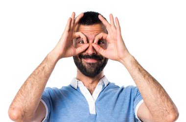 Adam bir şey gösterilen mavi gömlek ile