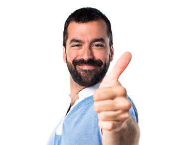 Başparmak ile mavi gömlekli adam