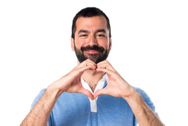 Adam mavi gömlek elleri ile bir kalp yapma