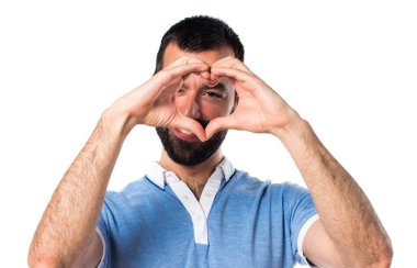 Adam mavi gömlek elleri ile bir kalp yapma