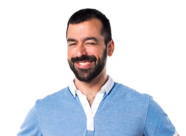 Mavi gömlek göz kırpıyor ile adam