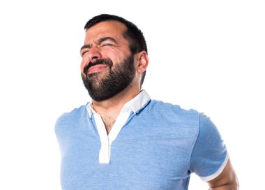 Adam sırt ağrısı ile mavi gömlek ile