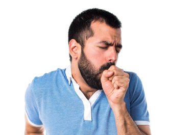 Adam mavi gömlek çok öksürük ile