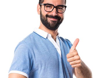 Başparmak ile mavi gömlekli adam