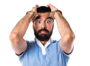 Kelepçe ile mavi gömlekli adam