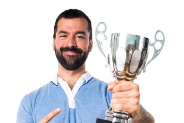 Mavi gömlekli bir kupa tutan adamla