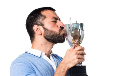 Mavi gömlekli bir kupa tutan adamla