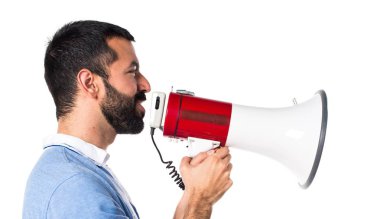 Mavi gömlek megafon tarafından bağıran adamla