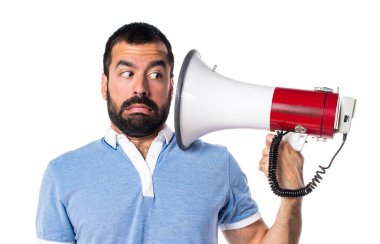 Mavi gömlek megafon tarafından bağıran adamla