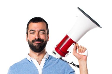 Mavi gömlek megafon tarafından bağıran adamla