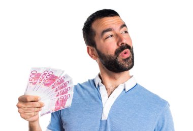 Adam bir sürü para alarak mavi gömlek ile