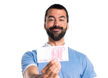 Adam bir sürü para alarak mavi gömlek ile