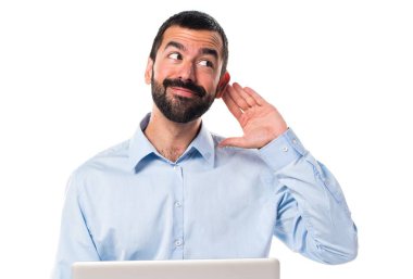 Adam bir şey dinleme dizüstü bilgisayar ile