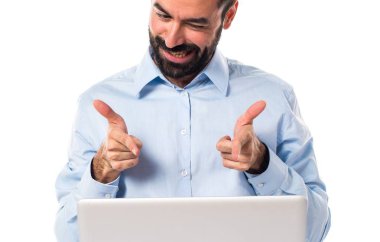 Adam önüne işaret dizüstü bilgisayar ile