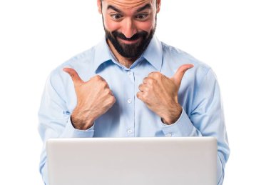 Adam yukarı ile dizüstü bilgisayar ile