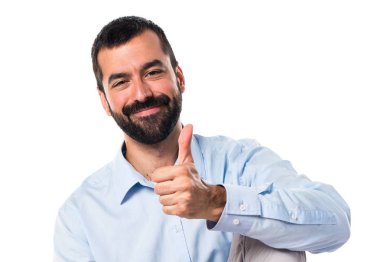 Başparmağı havada yakışıklı bir adam.