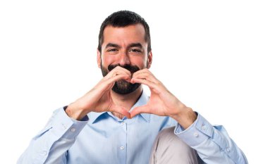 Yakışıklı adam elleriyle bir kalp yapma