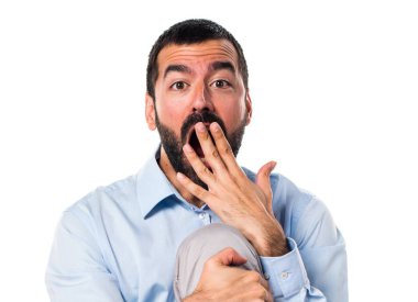 Sürpriz bir jest yapan yakışıklı erkek