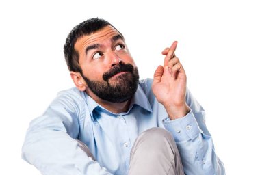 Yakışıklı adam parmaklarıyla geçiş