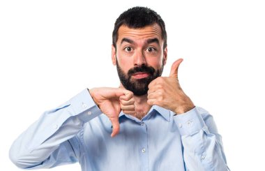 Yakışıklı adam iyi-kötü işaret yapma