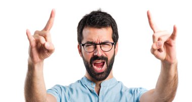 Yakışıklı adam boynuz jest yapma