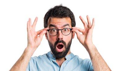 Bir şeyler gösteriyor şaşırmış yakışıklı adam