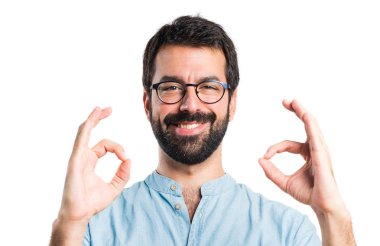 Yakışıklı adam ok işareti yapmak