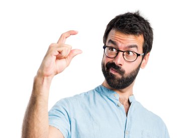 Küçük işareti yapan yakışıklı erkek