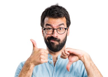 Yakışıklı adam iyi-kötü işaret yapma