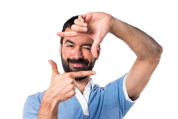Man met het blauwe shirt scherpstellen met zijn vingers — Stockfoto