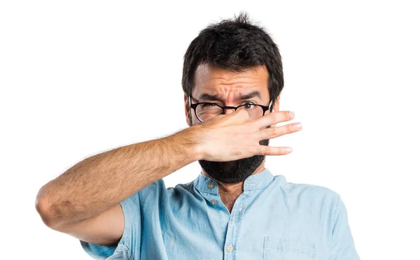 Schöner Mann mit blauer Brille macht üble Geste — Stockfoto