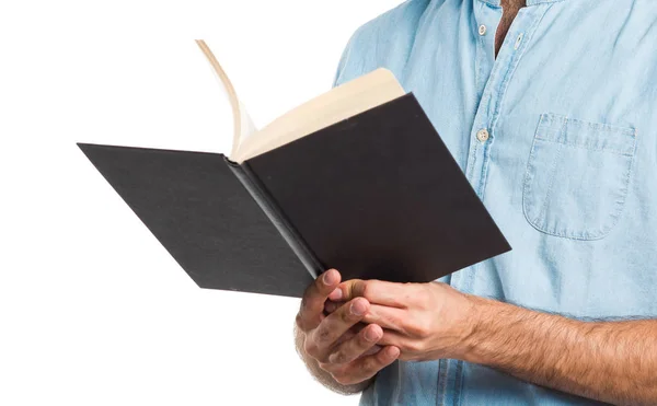 Schöner Mann mit blauer Brille liest Buch — Stockfoto