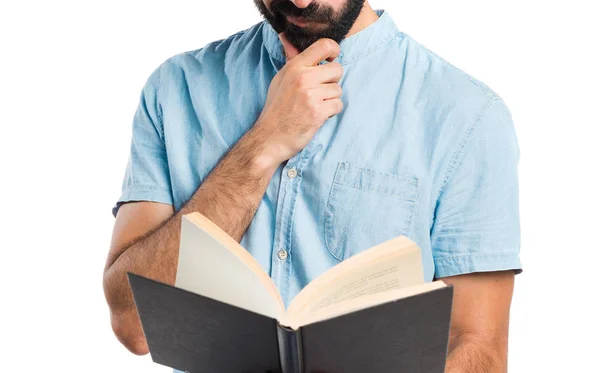 Bel homme avec des lunettes bleues livre de lecture — Photo