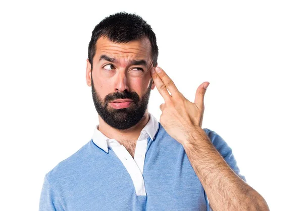 Hombre con camisa azul haciendo gesto suicida — Foto de Stock