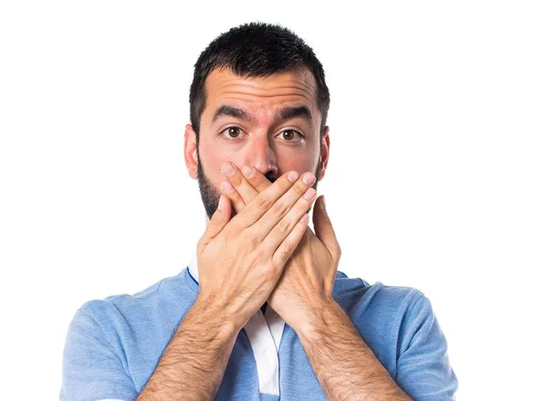 Mann mit blauem Hemd, das den Mund bedeckt — Stockfoto