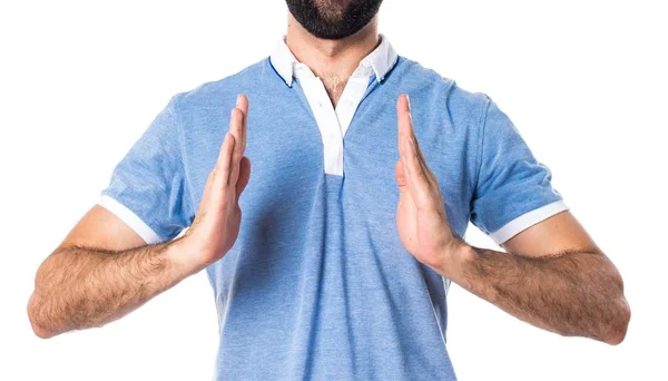 Man met blauwe shirt iets te houden — Stockfoto