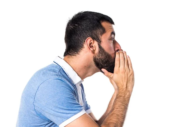 Man met blauwe shirt schreeuwen — Stockfoto