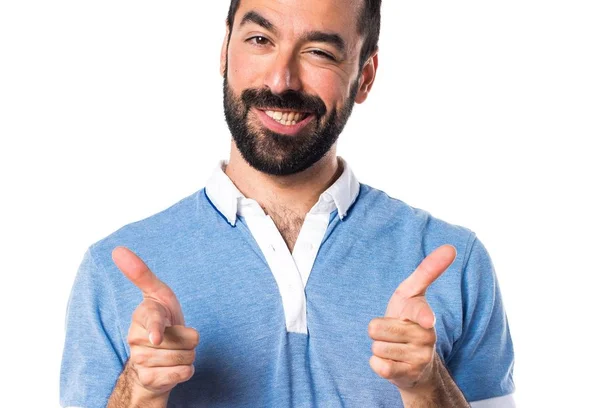 Homem com camisa azul apontando para a frente — Fotografia de Stock