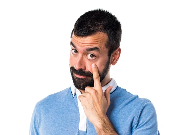 Hombre con camisa azul mostrando algo —  Fotos de Stock