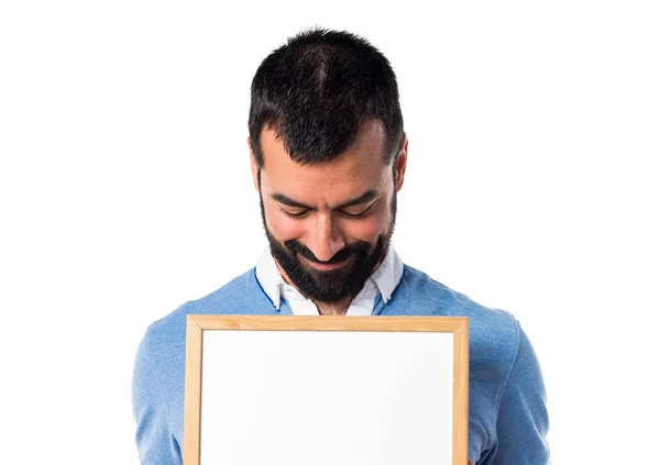 Człowiek z niebieską koszulę przytrzymanie puste afisz — Zdjęcie stockowe