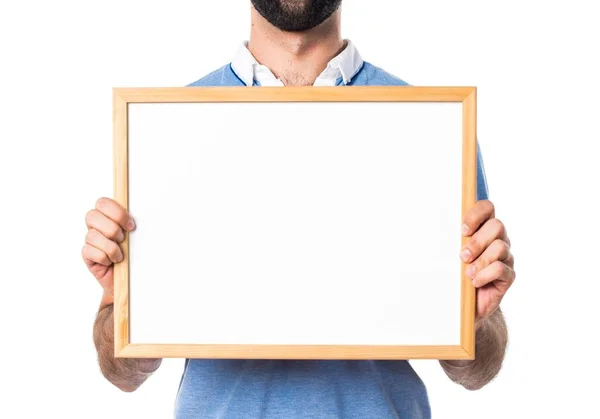 Homem com camisa azul segurando um cartaz vazio — Fotografia de Stock