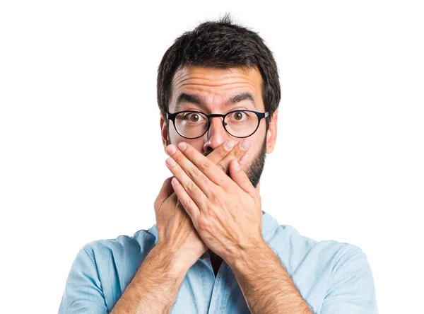 Pohledný muž, pokrývající jeho ústa — Stock fotografie