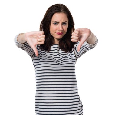 Pretty genç kız kötü sinyal verme