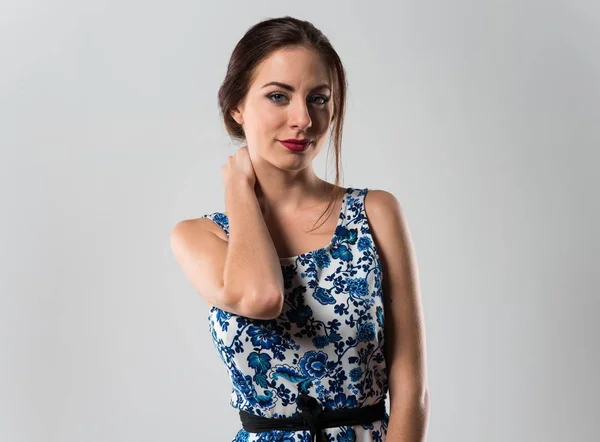 Belle femme modèle posant en studio avec une robe bleue — Photo