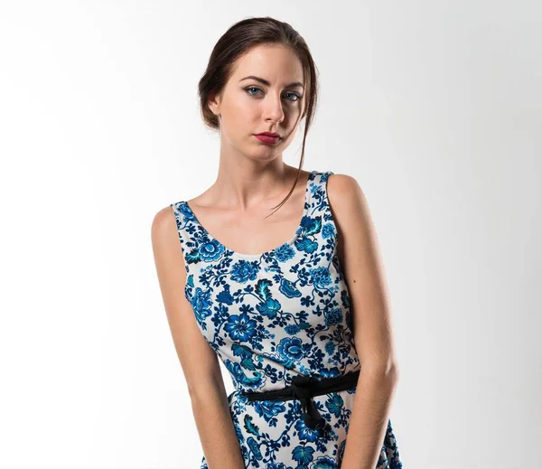 Mooi model vrouw poseren in de studio met een blauwe jurk — Stockfoto