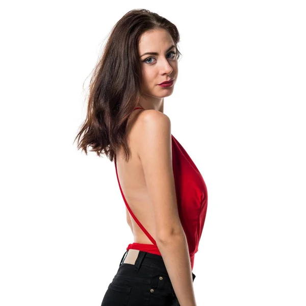 セクシーな赤いドレスでスタジオでポーズ美しいモデルの女性 — ストック写真